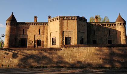 Bitlis’te Kültür Rüzgârı Esiyor: Gazeteciler Ahlat’ın Tarihiyle Buluştu