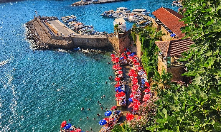 Antalya Valiliği'ne Bağlı Aydaş Şirketi Tarafından Özel Bir Işletmeye Kiralanan Tarihi Mermerli Plajı, Bayram Haftasında Kişi Başı 1000 Tl Giriş Ücreti Uygulayınca Büyük Tepki Çekti.